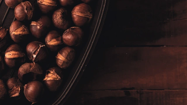 Uno dei frutti dell\'autunno è la castagna.